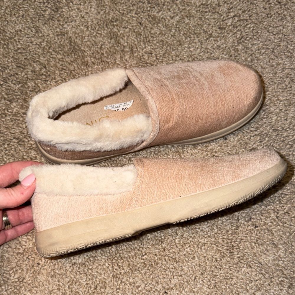 Vionic Women's Plush Lined Slip-On Slippers in Blush Pink
